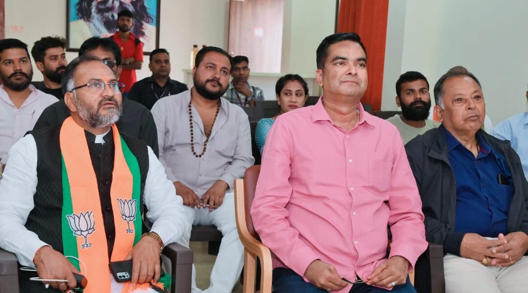 सुपेला भाजपा कार्यालय में जनप्रतिनिधियों ने सुनी मोदीजी के मन की बात, विधायक रिकेश सेन भी रहे मौजूद ।