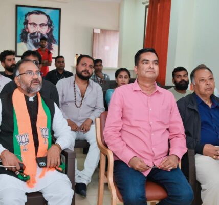 सुपेला भाजपा कार्यालय में जनप्रतिनिधियों ने सुनी मोदीजी के मन की बात, विधायक रिकेश सेन भी रहे मौजूद ।
