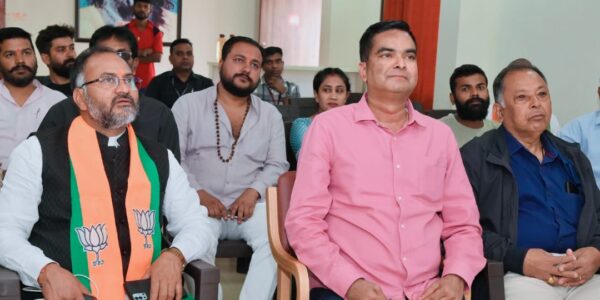 सुपेला भाजपा कार्यालय में जनप्रतिनिधियों ने सुनी मोदीजी के मन की बात, विधायक रिकेश सेन भी रहे मौजूद ।