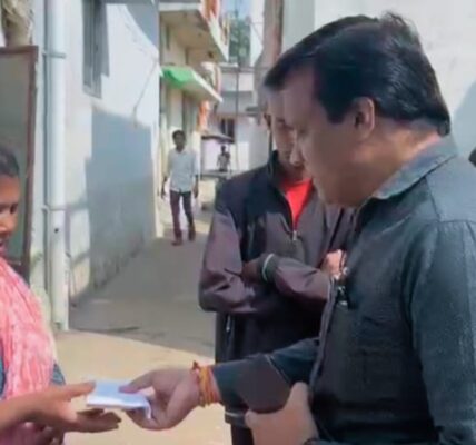 चौहान ग्रीन वैली गार्ड के परिजनों को मानदेय से MLA रिकेश ने दी आर्थिक मदद, आरोपियों पर कड़ी कार्रवाई के निर्देश, पत्नी-बेटे की नौकरी में भी करेंगे पहल*