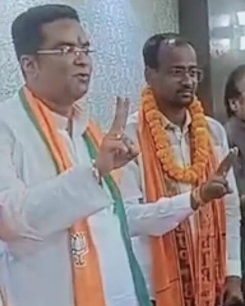 कांग्रेस प्रत्याशी मनोज सिन्हा ने भाजपा के समर्थन में अपना नामांकन वापस ले लिया और वैशाली नगर विधायक रिकेश सेन और भाजपा जिला भिलाई अध्यक्ष पुरषोत्तम देवांगन ने मनोज सिन्हा का भाजपा प्रवेश करवाया है। 