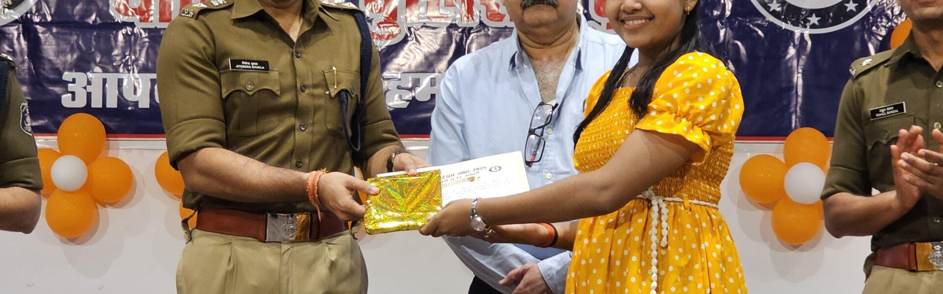 सड़क सुरक्षा माह के समापन के दौरान पुलिस अधीक्षक दुर्ग के द्वारा रंगालो/पेटिंग प्रतियोगिता में प्रतिभागियों को प्रशस्ति पत्र एवं पुरूस्कार से सम्मानित किया गया।