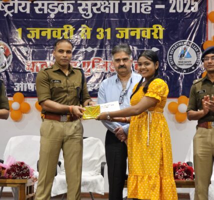 सड़क सुरक्षा माह के समापन के दौरान पुलिस अधीक्षक दुर्ग के द्वारा रंगालो/पेटिंग प्रतियोगिता में प्रतिभागियों को प्रशस्ति पत्र एवं पुरूस्कार से सम्मानित किया गया।
