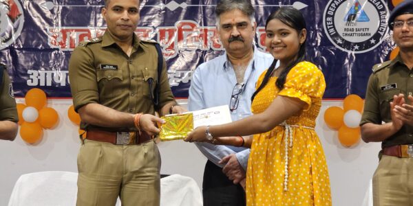 सड़क सुरक्षा माह के समापन के दौरान पुलिस अधीक्षक दुर्ग के द्वारा रंगालो/पेटिंग प्रतियोगिता में प्रतिभागियों को प्रशस्ति पत्र एवं पुरूस्कार से सम्मानित किया गया।