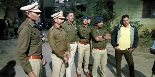 तालपुरी बी ब्लॉक के पारिजात कॉलोनी में अवैध रूप से बिना पुलिस वेरिफिकेशन के किराएदारों और असामाजिक तत्वों के रहने की सूचना पर पुलिस के द्वारा रेड कार्यवाही किया गया ।
