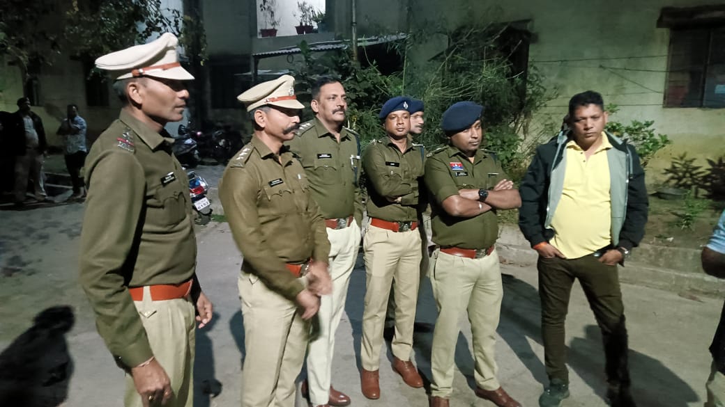 तालपुरी बी ब्लॉक के पारिजात कॉलोनी में अवैध रूप से बिना पुलिस वेरिफिकेशन के किराएदारों और असामाजिक तत्वों के रहने की सूचना पर पुलिस के द्वारा रेड कार्यवाही किया गया ।