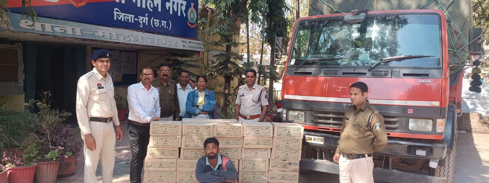 चुनाव के दौरान जिला दुर्ग पुलिस की बडी कार्यवाही ।आरोपीगण से कुल 442 पेटी शराब व परिवहन मे प्रयुक्त एक माजदा वाहन एवं मोटर सायकल स्प्लेंडर कुल कीमती 37,50,000 रूपये जप्त।