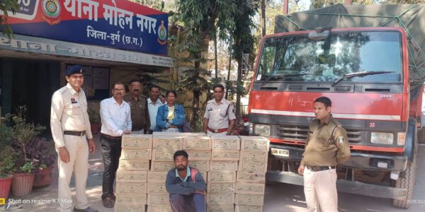 चुनाव के दौरान जिला दुर्ग पुलिस की बडी कार्यवाही ।आरोपीगण से कुल 442 पेटी शराब व परिवहन मे प्रयुक्त एक माजदा वाहन एवं मोटर सायकल स्प्लेंडर कुल कीमती 37,50,000 रूपये जप्त।