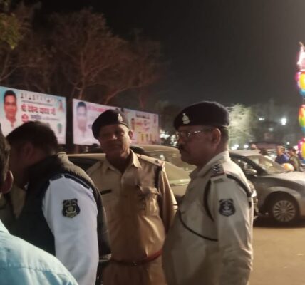 नो पार्किग में खडे वाहनो पर यातायात पुलिस द्वारा की गई कार्यवाही।*      🔸 *सिविक सेन्टर भिलाई एवं सूर्यामॉल क्षेत्र में नो पार्किग में खडी वाहनो में लॉक लगाया गया ।