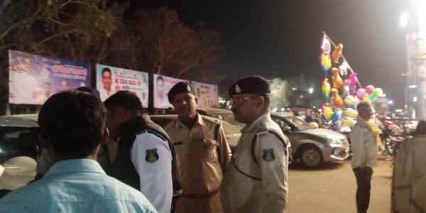 नो पार्किग में खडे वाहनो पर यातायात पुलिस द्वारा की गई कार्यवाही।*      🔸 *सिविक सेन्टर भिलाई एवं सूर्यामॉल क्षेत्र में नो पार्किग में खडी वाहनो में लॉक लगाया गया ।