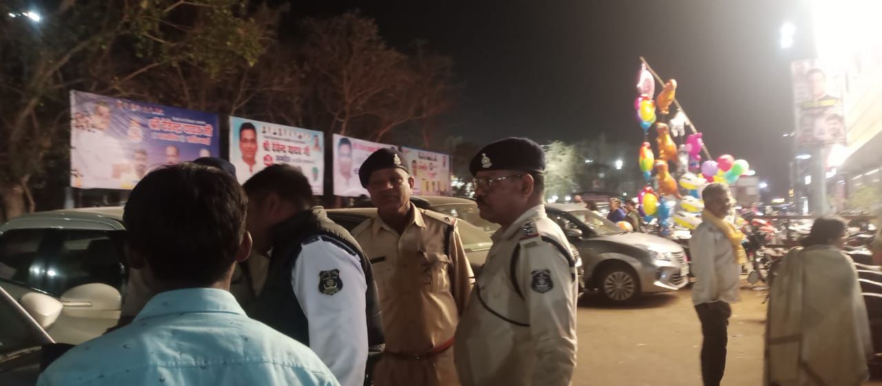 नो पार्किग में खडे वाहनो पर यातायात पुलिस द्वारा की गई कार्यवाही।*      🔸 *सिविक सेन्टर भिलाई एवं सूर्यामॉल क्षेत्र में नो पार्किग में खडी वाहनो में लॉक लगाया गया ।