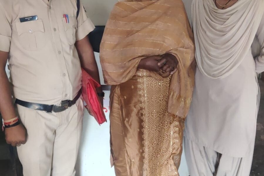 कूटरचित दस्तावेज के आधार पर एक ही जमीन को 07 लोगो बिक्री करने वाले गिरोह का स्मृतिनगर पुलिस ने किया पर्दाफाश ।  02. तथाकथित जीजा साली पुलिस गिरफ्त में ।