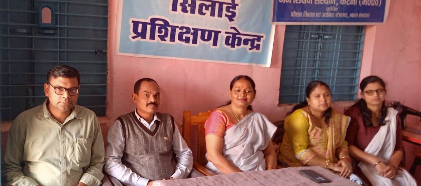 सिलाई सेंटर कुटेश्वर माइंस में प्रशिक्षुओं को किया प्रशिक्षण प्रमाण पत्र का वितरण ।