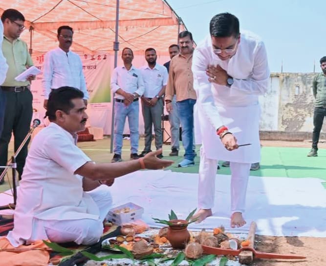 विधायक रिकेश सेन ने ई-सिटी बस टर्मिनल निर्माण कार्य का किया भूमिपूजन, 4 करोड़ की लागत से बन रहा चार्जिंग डिपो, कहा-“भिलाई दुर्ग की सड़कों पर जल्द दौड़ने लगेंगी ई सिटी बसें” ।