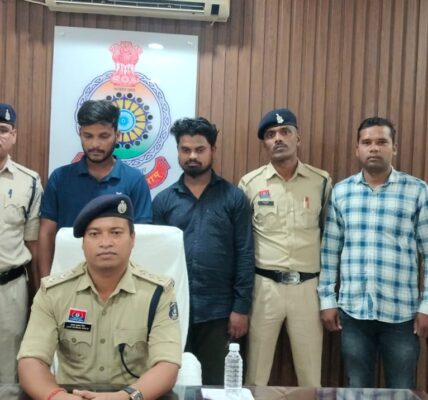 नशे के कारोबारी पर दुर्ग पुलिस की कार्यवाही।*  * थाना मोहन नगर क्षेत्र से नशीली सीरप एवं गोलीयों सहित 02 आरोपी गिरफ्तार।