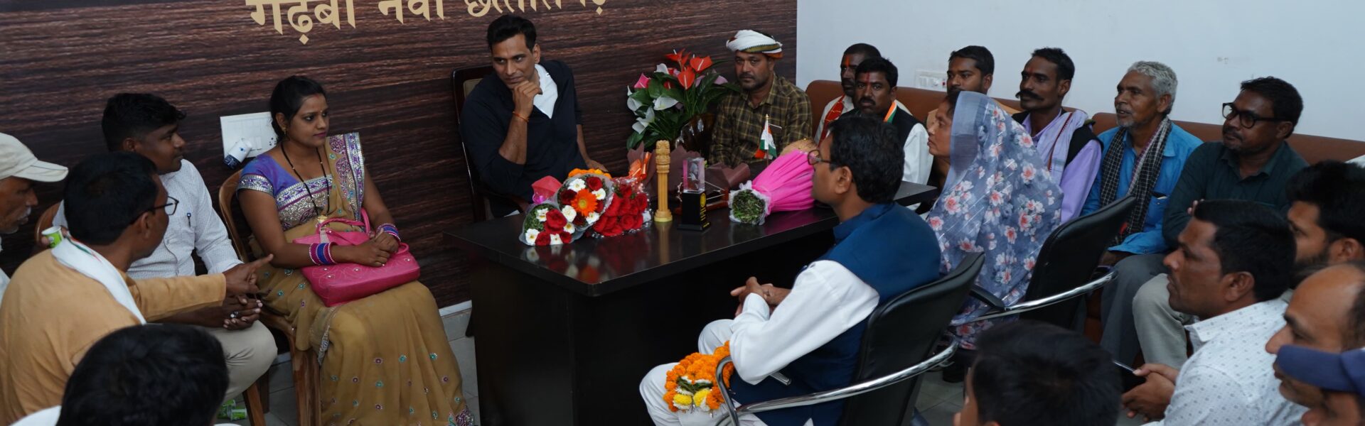विधायक देवेंद्र यादव की सेक्टर 5 कार्यालय में भेंट मुलाकात     लोगो से मिले और सब का जाना हालचाल ।