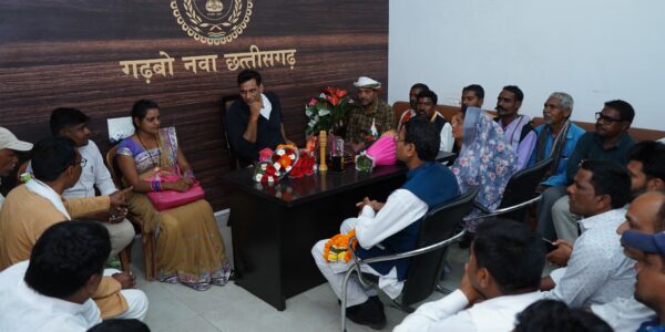 विधायक देवेंद्र यादव की सेक्टर 5 कार्यालय में भेंट मुलाकात     लोगो से मिले और सब का जाना हालचाल ।