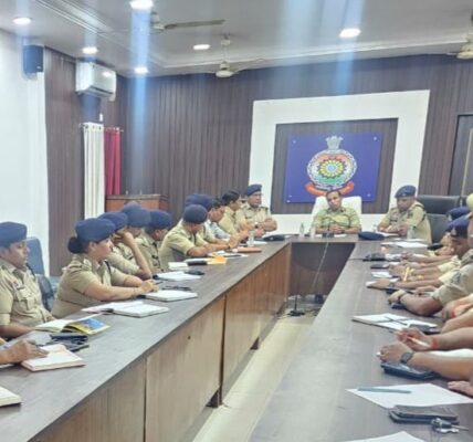पुलिस अधीक्षक, दुर्ग ने ली जिले के अधिकारियों की बैठक   • वरिष्ठ कार्यालयों से प्राप्त निर्देशों का तत्परता से पालन के दिए निर्देश ।