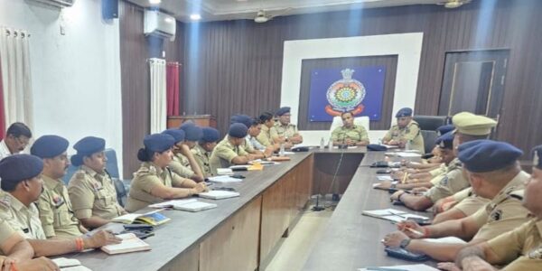 पुलिस अधीक्षक, दुर्ग ने ली जिले के अधिकारियों की बैठक   • वरिष्ठ कार्यालयों से प्राप्त निर्देशों का तत्परता से पालन के दिए निर्देश ।