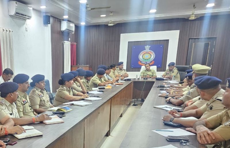 पुलिस अधीक्षक, दुर्ग ने ली जिले के अधिकारियों की बैठक   • वरिष्ठ कार्यालयों से प्राप्त निर्देशों का तत्परता से पालन के दिए निर्देश ।