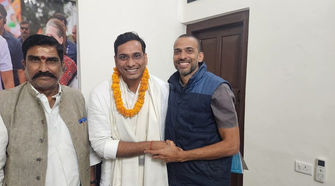 बिहार पहुंचे विधायक देवेंद्र, कांग्रेस भवन की बैठक में हुए शामिल  AICC सचिव बनने के बाद पहला बिहार दौरा  इस वर्ष बिहार में है विधानसभा चुनाव ।