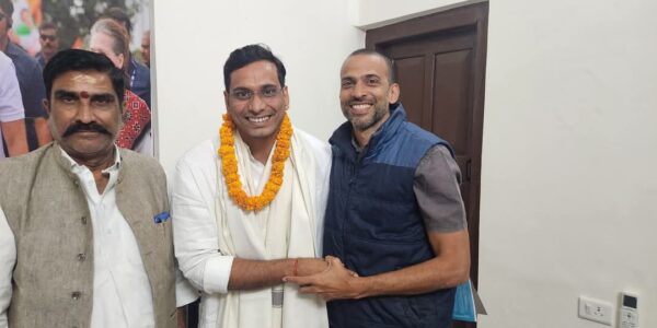 बिहार पहुंचे विधायक देवेंद्र, कांग्रेस भवन की बैठक में हुए शामिल  AICC सचिव बनने के बाद पहला बिहार दौरा  इस वर्ष बिहार में है विधानसभा चुनाव ।