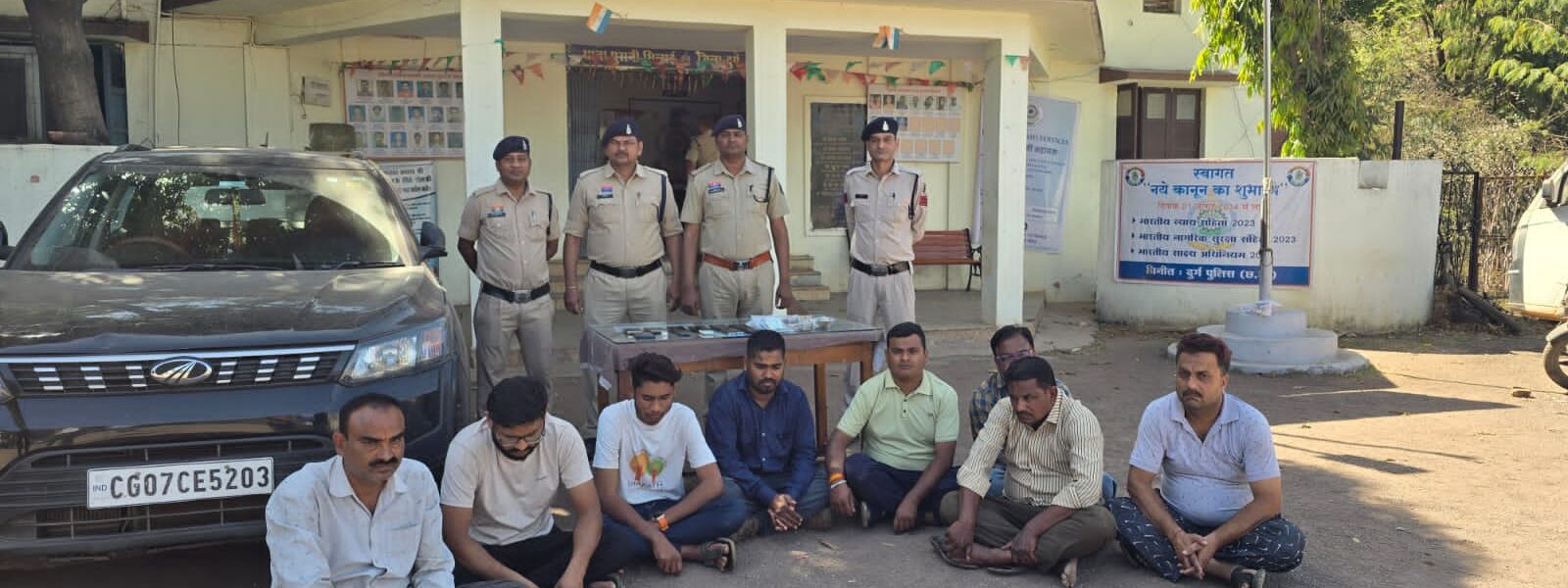 थाना पुरानी भिलाई पुलिस एवं एसीसीयु टीम की संयुक्त कार्यवाही।   थाना पुरानी भिलाई क्षेत्र में बाहर से आकर अवैध रूप से जुंआ खेल रहे लोगो के उपर की गई कार्यवाही।