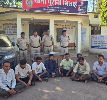 थाना पुरानी भिलाई पुलिस एवं एसीसीयु टीम की संयुक्त कार्यवाही।   थाना पुरानी भिलाई क्षेत्र में बाहर से आकर अवैध रूप से जुंआ खेल रहे लोगो के उपर की गई कार्यवाही।