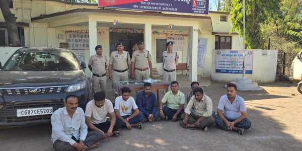 थाना पुरानी भिलाई पुलिस एवं एसीसीयु टीम की संयुक्त कार्यवाही।   थाना पुरानी भिलाई क्षेत्र में बाहर से आकर अवैध रूप से जुंआ खेल रहे लोगो के उपर की गई कार्यवाही।