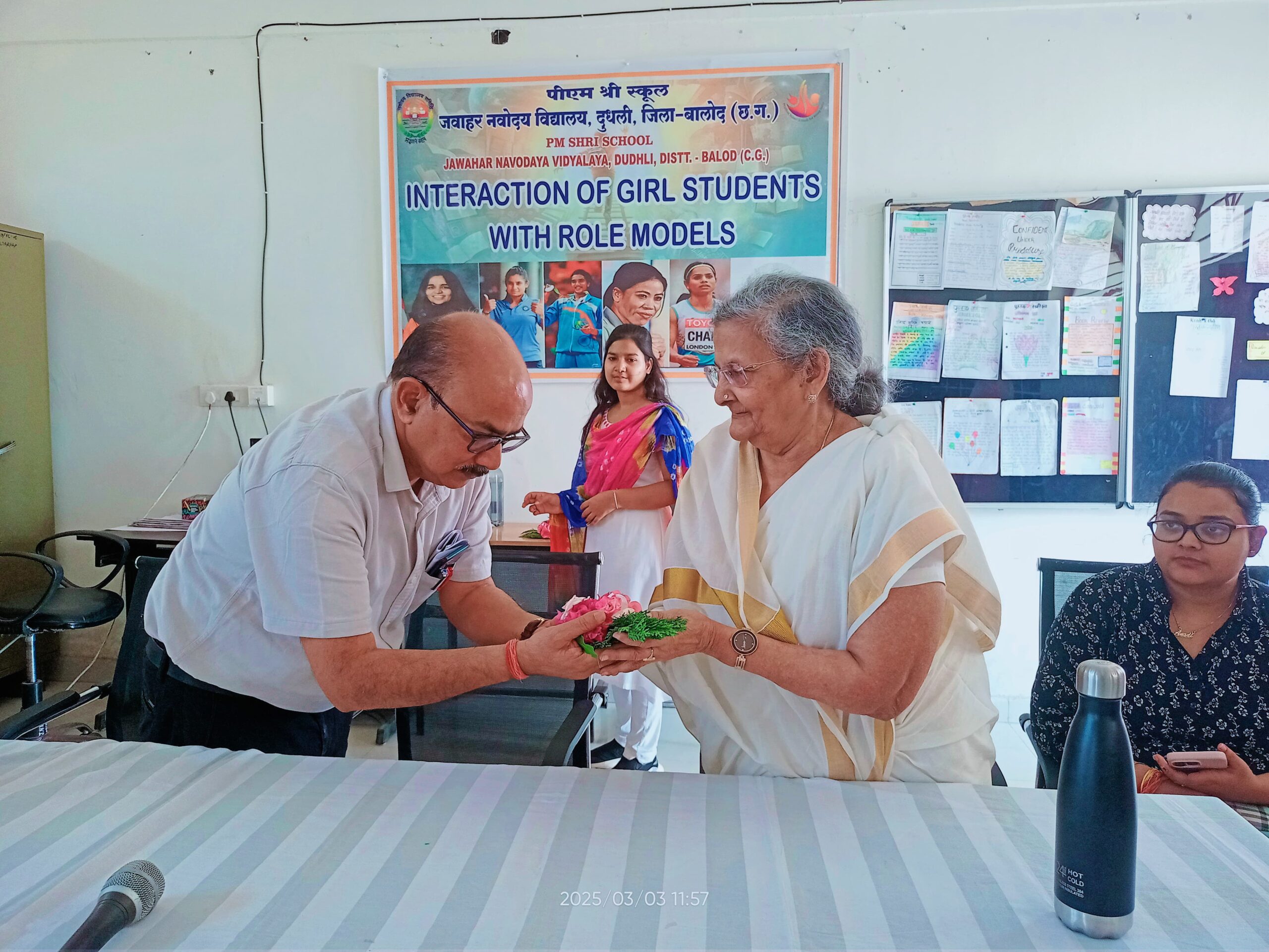जवाहर नवोदय विद्यालय,दुधली जिला बालोद के निमंत्रण पर समाजसेवी एवं वरिष्ठ साहित्यकार डॉ.शिरोमणि माथुर का विद्यालय आगमन हुआ ।