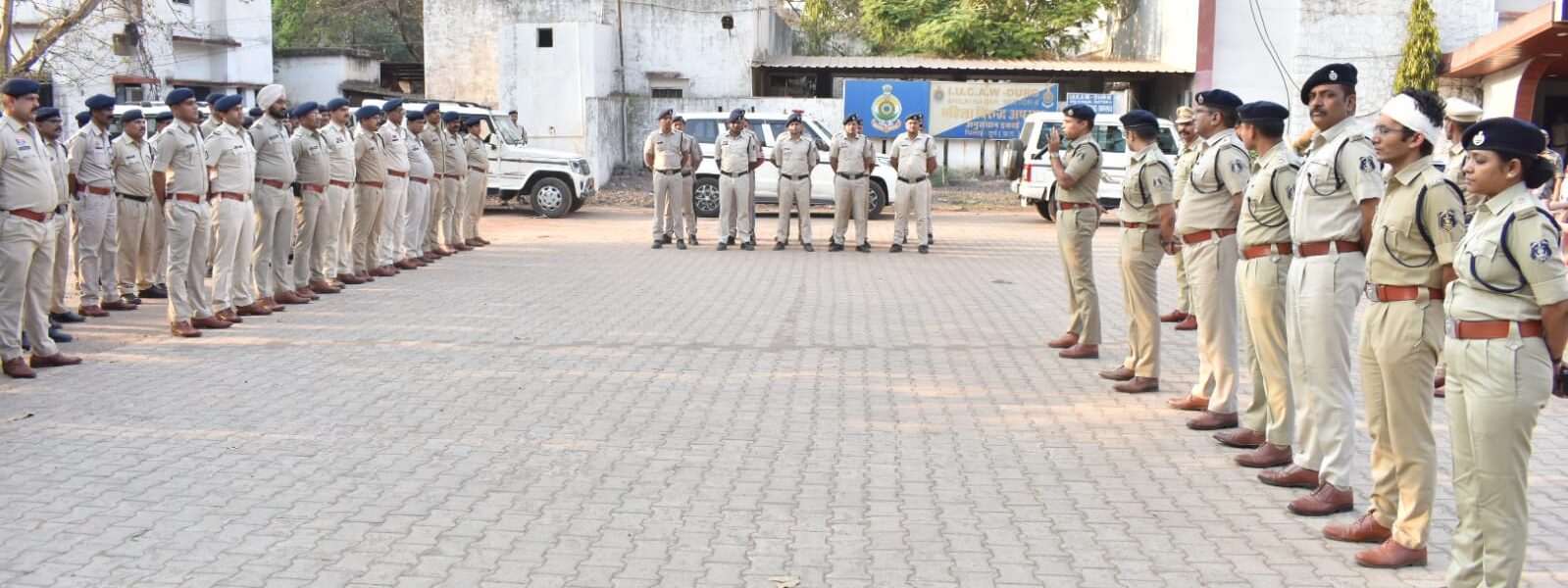 होली त्यौहार के मद्देनजर पुलिस का फ्लैग मार्च ।     * पुलिस अधीक्षक, जिला दुर्ग व्दारा ब्रीफिंग कर फ्लैग मार्च को किया गया खाना ।