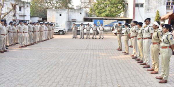 होली त्यौहार के मद्देनजर पुलिस का फ्लैग मार्च ।     * पुलिस अधीक्षक, जिला दुर्ग व्दारा ब्रीफिंग कर फ्लैग मार्च को किया गया खाना ।