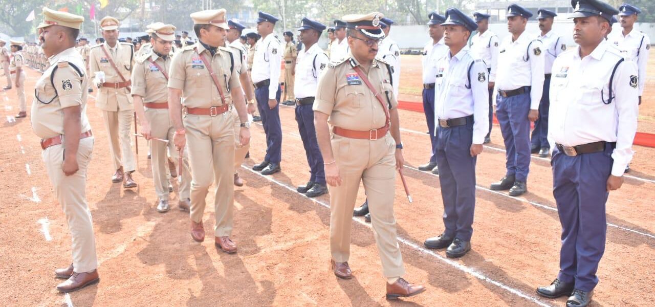 श्री राम गोपाल गर्ग, (भापुसे). पुलिस महानिरीक्षक दुर्ग रेज, दुर् द्वारा रक्षित आरक्षी केन्द्र, दुर्ग का किया गया वार्षिक निरीक्षण ।