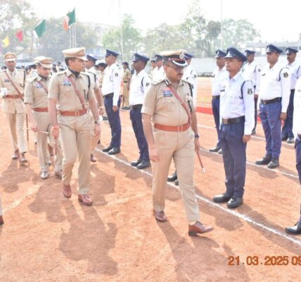 श्री राम गोपाल गर्ग, (भापुसे). पुलिस महानिरीक्षक दुर्ग रेज, दुर् द्वारा रक्षित आरक्षी केन्द्र, दुर्ग का किया गया वार्षिक निरीक्षण ।