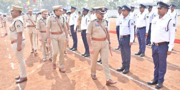 श्री राम गोपाल गर्ग, (भापुसे). पुलिस महानिरीक्षक दुर्ग रेज, दुर् द्वारा रक्षित आरक्षी केन्द्र, दुर्ग का किया गया वार्षिक निरीक्षण ।