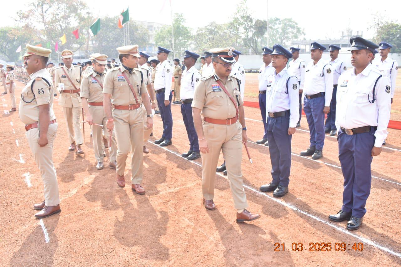 श्री राम गोपाल गर्ग, (भापुसे). पुलिस महानिरीक्षक दुर्ग रेज, दुर् द्वारा रक्षित आरक्षी केन्द्र, दुर्ग का किया गया वार्षिक निरीक्षण ।