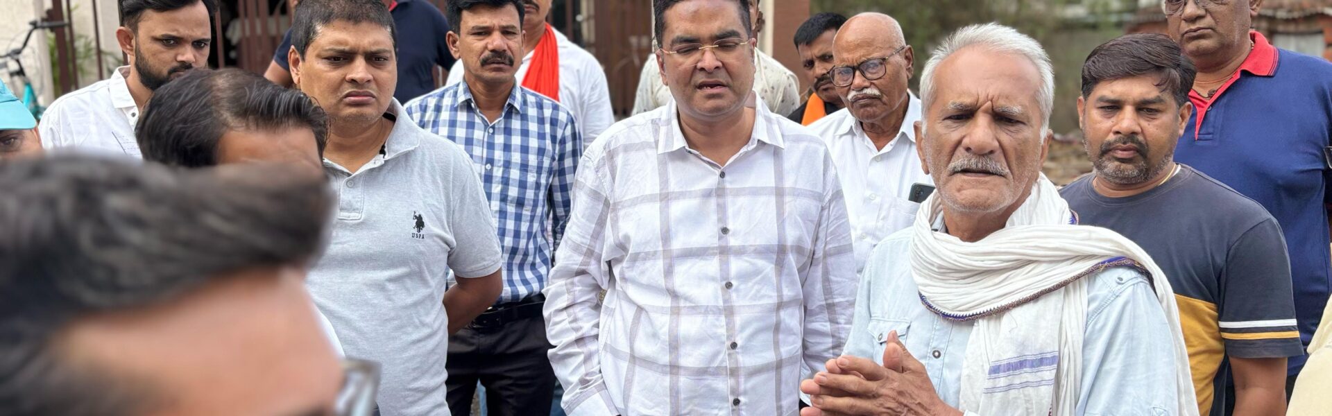 जुनवानी सतनामी पारा की बजबजाती गलियां देख हैरान हुए विधायक, तत्काल नाली निर्माण के दिए निर्देश।