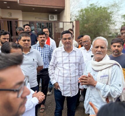 जुनवानी सतनामी पारा की बजबजाती गलियां देख हैरान हुए विधायक, तत्काल नाली निर्माण के दिए निर्देश।