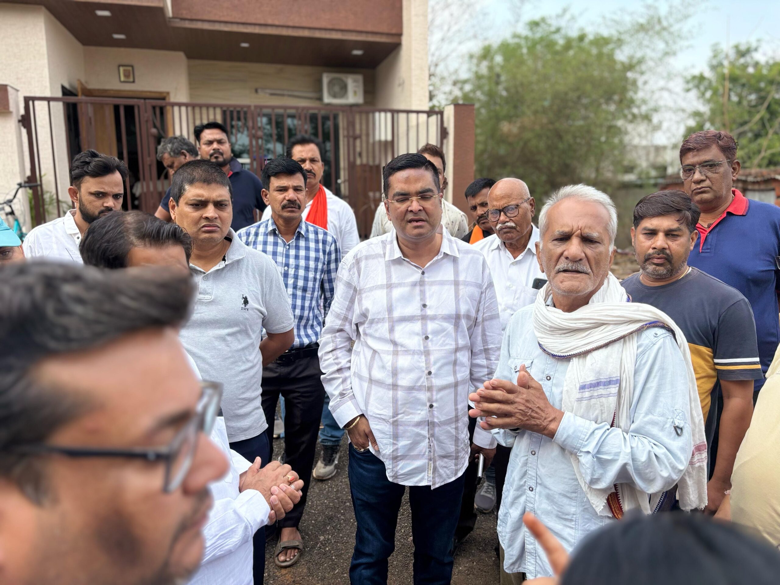 जुनवानी सतनामी पारा की बजबजाती गलियां देख हैरान हुए विधायक, तत्काल नाली निर्माण के दिए निर्देश।