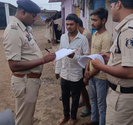 जिला पुलिस व्दारा किया गया मुसाफिरों की जांच । बिना सूचना के रह रहे नागरिकों की जांच । लगभग 1150 नागरिकों  की गयी जांच ।