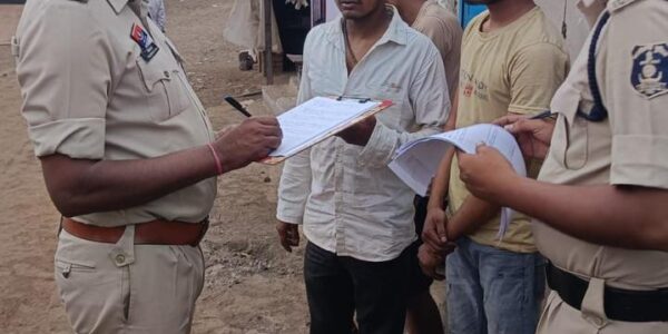 जिला पुलिस व्दारा किया गया मुसाफिरों की जांच । बिना सूचना के रह रहे नागरिकों की जांच । लगभग 1150 नागरिकों  की गयी जांच ।