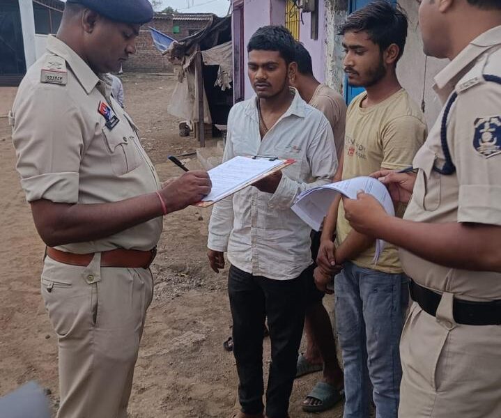जिला पुलिस व्दारा किया गया मुसाफिरों की जांच । बिना सूचना के रह रहे नागरिकों की जांच । लगभग 1150 नागरिकों  की गयी जांच ।