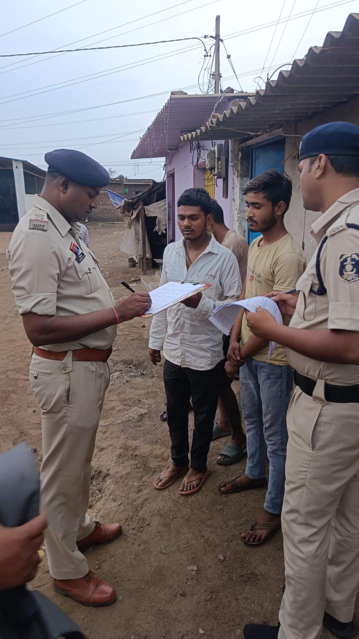 जिला पुलिस व्दारा किया गया मुसाफिरों की जांच । बिना सूचना के रह रहे नागरिकों की जांच । लगभग 1150 नागरिकों  की गयी जांच ।
